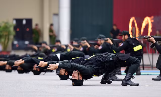 Sinh viên cảnh sát bắn súng, vượt lửa tập trấn áp tội phạm