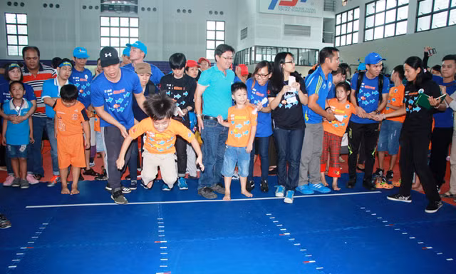 Bạn nhỏ tự kỷ và phụ huynh sôi nổi trong ngày hội thể thao thân thiện
