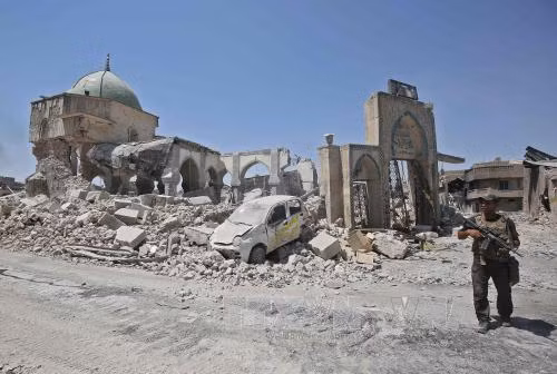 Khói bốc lên từ khu vực al-Shifaa, Mosul ngày 15/6 trong khi binh sỹ Iraq tham gia chiến dịch chống IS. Nguồn: AFP/TTXVN.