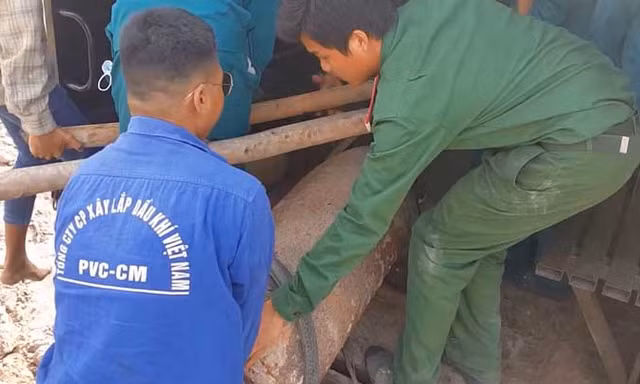 Chục người hì hục khiêng quả bom 'khủng' khỏi công trình