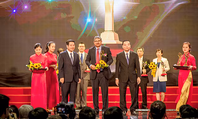 Ông Arghya Mandal - Tổng Giám đốc Công ty Cổ phần Sữa TH đại diện doanh nghiệp vinh dự đón nhận giải Vàng Giải thưởng Chất lượng Quốc gia 2016.
