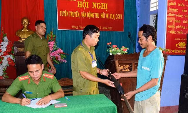 Người dân tại miền núi Hồng Hạ, TT-Huế, tự nguyện giao nộp súng săn cho lực lượng chức năng.