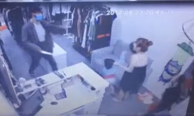 Hành động của teeb cướp đã bị camera ghi lại.