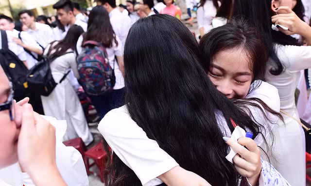 Học sinh cấp 3 xúc động ngậm ngùi chia tay thời áo trắng