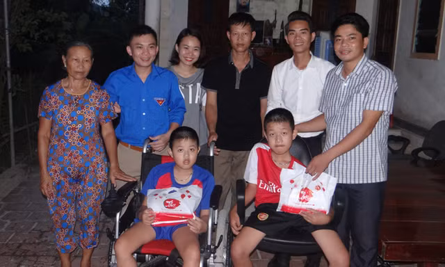 Trao quà trung thu cho trẻ em mồ côi, khuyết tật.