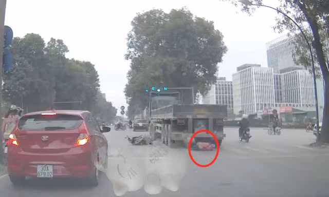 Cô gái thoát chết khi bị xe đầu kéo cuốn vào gầm