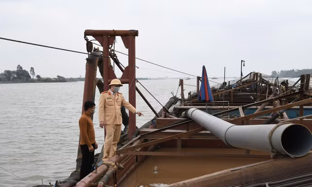 Cảnh sát vây bắt 14 tàu hút cát trái phép cùng 55 đối tượng liên quan 