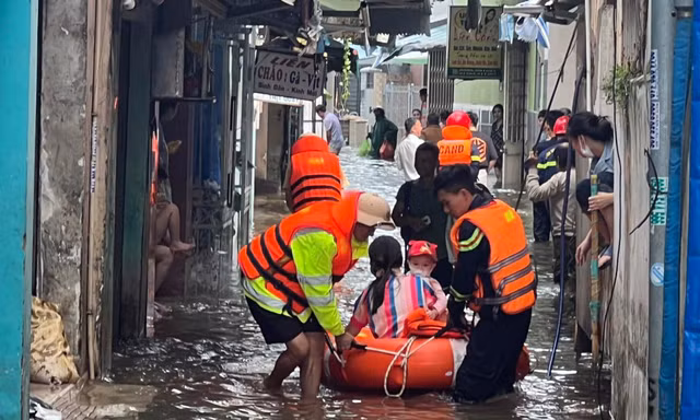 Thuỷ đoàn I phối hợp Công an Đà Nẵng giúp người dân bị ảnh hưởng bão số 5