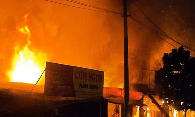 Cháy lớn tại dãy nhà tạm kinh doanh ăn uống, ca nhạc tại Hà Nội