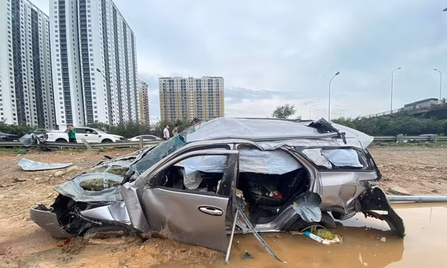 Ô tô Fortuner nát bươm sau va chạm Lexus