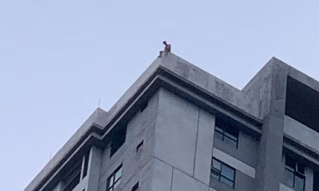 Cứu người đàn ông ngồi vắt vẻo trên nóc chung cư 40 tầng