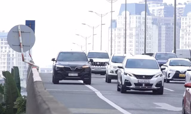 CSGT tuần tra, ghi hình ô tô đi vào làn dừng khẩn cấp đường Vành đai 3 trên cao
