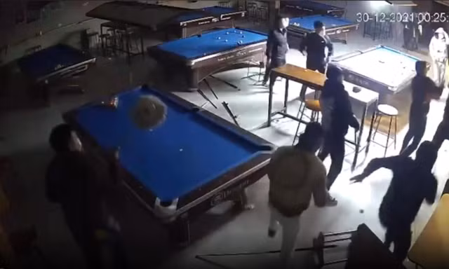 Truy bắt nhóm đối tượng đập phá đồ đạc, chém trọng thương 2 nhân viên quán bi-a 