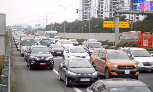 Lối ra cao tốc Pháp Vân - Cầu Giẽ ùn tắc nhiều cây số