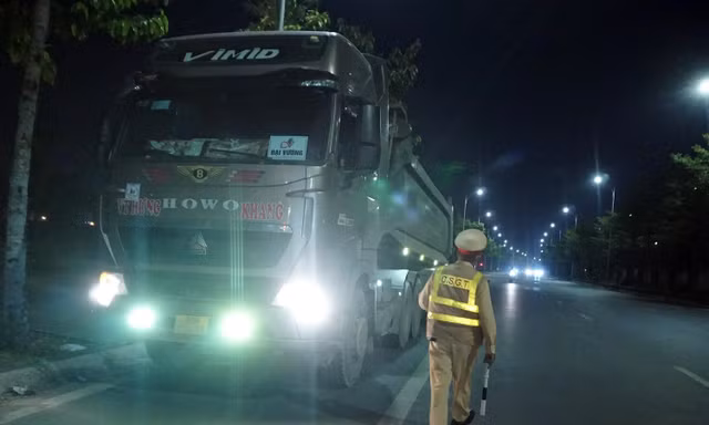 CSGT xuyên đêm xử lý ‘hung thần’ vượt đèn đỏ 