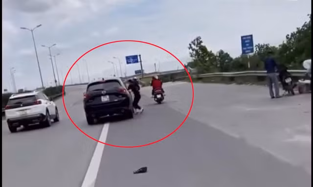 Người phụ nữ liều mình đu cửa ô tô đang chạy là vợ của tài xế? 