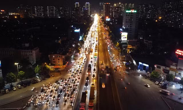 Đường Vành đai 3 trên cao ùn gần 10km lúc nửa đêm
