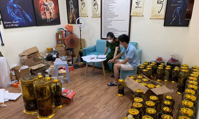 Phát hiện hơn 100 bình rượu ngâm động vật không rõ nguồn gốc 