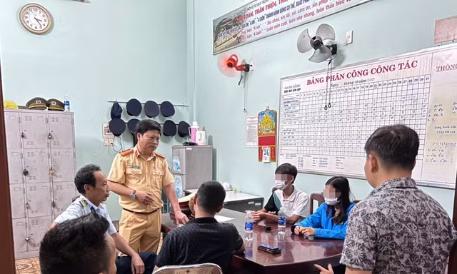 Từ cuộc gọi lạ, CSGT ngăn chặn hai thanh niên bỏ nhà theo lời dụ dỗ ‘việc nhẹ, lương cao’