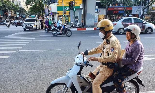 CSGT giúp cụ bà đi lạc về nhà