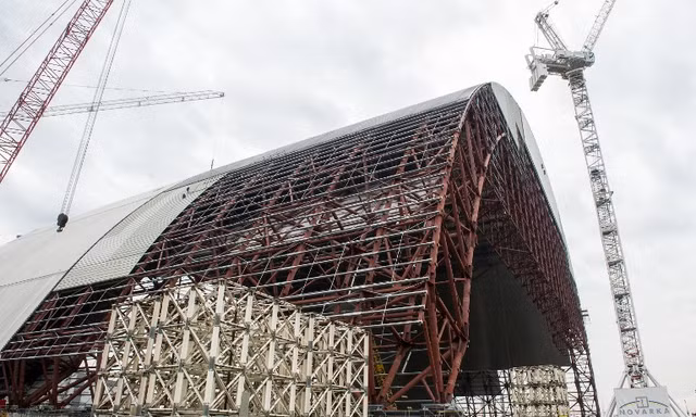 Gấp rút xây mái vòm khổng lồ, an toàn cho Chernobyl