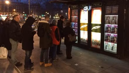 Người dân Paris xếp hàng để chờ mua số tạp chí Charlie Hebdo mới nhất sau vụ xả súng vào trụ sở tuần báo này khiến 12 người thiệt mạng