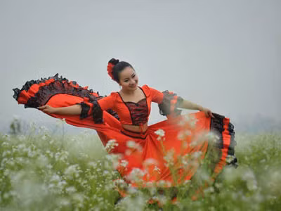 Cô giáo 9X nhảy flamengo giữa cánh đồng hoa cả trắng