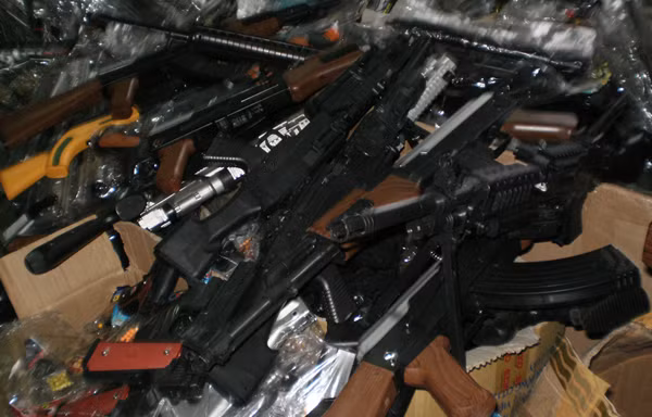 Thu giữ 1.346 súng nhựa kiểu AK47 bắn đạn bi không rõ nguồn gốc