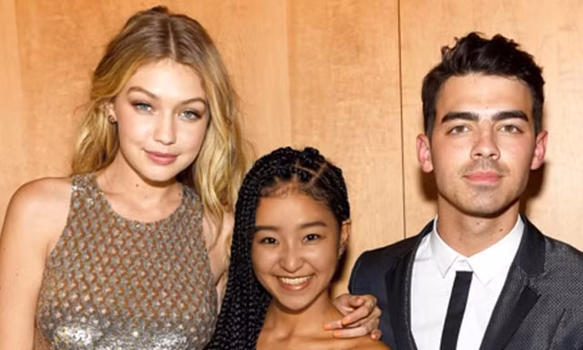 Dara 'bên' 2 ngôi sao Gigi Hadid và Joe Jonas.