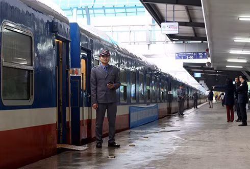 Nhân viên đường sắt không được xem bóng đá trong giờ làm việc. Ảnh minh họa: Bá Đô