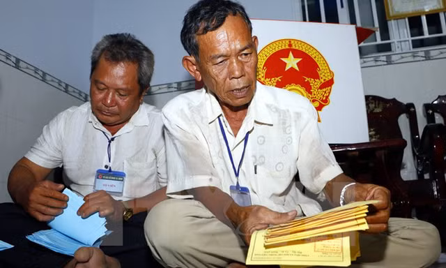 Kiểm phiếu tại Tổ bầu cử số 10, ấp 12, xã Vị Thắng, huyện Vị Thủy, tỉnh Hậu Giang. (Ảnh: Duy Khương/TTXVN)