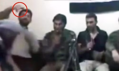 Một tay súng Quân đội Syria Tự do dùng điện thoại chụp ảnh tự sướng trước khi quả bom phát nổ. Ảnh: Daily Star.