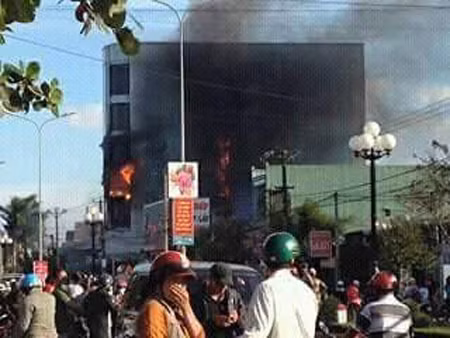 Ngôi nhà 7 tầng bề thế bị lửa bao trùm.