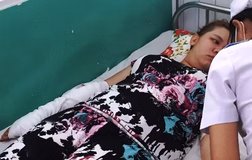 Vết thương trên cánh tay chị Yến dài 20 cm. Ảnh: Hải Hiếu