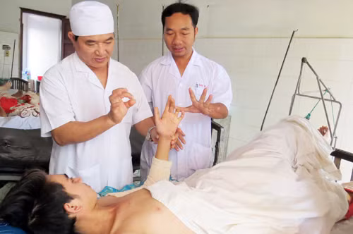Nam bệnh nhân hồi phục, đang được các bác sĩ theo dõi và tập vật lý trị liệu. Ảnh: N.X