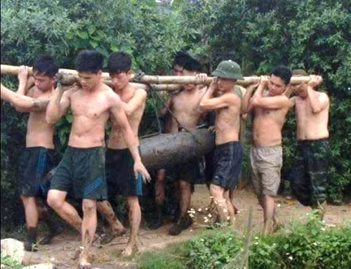 Lực lượng Công binh (Bộ Chỉ huy quân sự Hải Phòng) di chuyển 4 quả bom dưới ao cá nhà ông Chiêu về kho tập kết, chờ xử lý. Ảnh: Trung Kiên - Bộ Chỉ huy quân sự Hải Phòng.