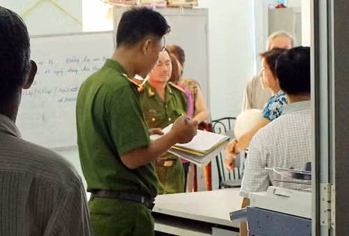Cảnh sát điều tra nguyên nhân tử vong của ông lão. Ảnh: X.Ngọc