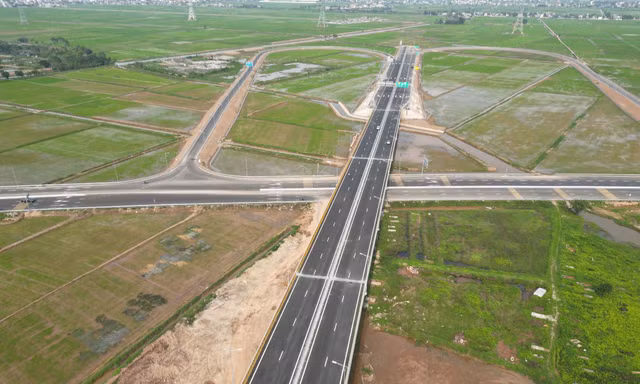 Cận cảnh cầu vượt gần 1.500 tỷ đồng đã hoàn thành nhưng phải 'nằm chờ' cao tốc 