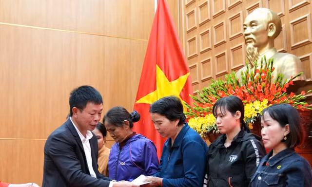 Quỹ Thiện Tâm, báo Tiền Phong trao quà Tết đến người khuyết tật huyện Ba Vì, Hà Nội