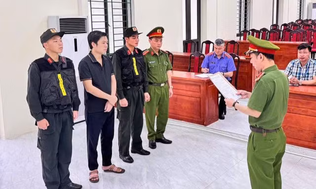 Bắt tạm giam đối tượng khai thác cát sỏi trái phép
