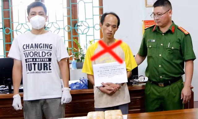 Bắt quả tang đối tượng chở 8 bánh ma tuý trong bao tải mang đi bán