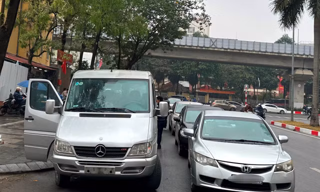 Hà Nội: Ô tô xếp hàng dài quanh các điểm đăng ký xe chờ làm thủ tục 