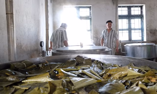 Những nồi bánh chưng ấm áp tình người ở trại giam ngày áp Tết 
