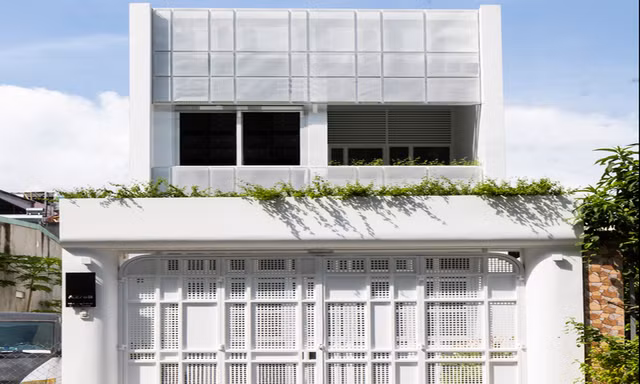 Nhà phố 2 tầng cho người độc thân đẹp mê hồn nhờ cách rải đá lên kính 