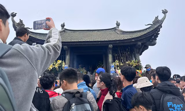 Vạn người chen chân lên đỉnh non thiêng Yên Tử du Xuân