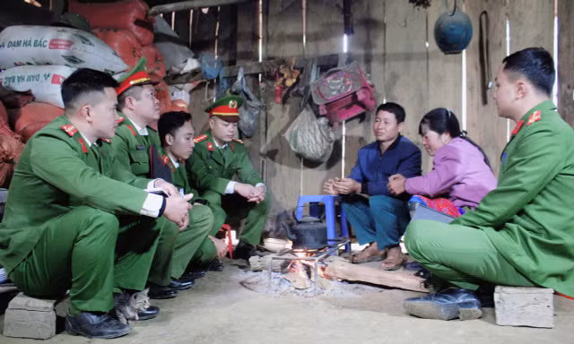 Cùng công an xã lên bản đầu Xuân