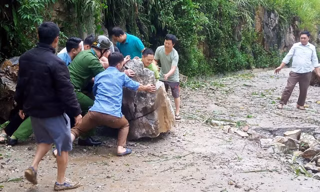 Quốc lộ 6 đoạn qua Hòa Bình tiếp tục sạt lở, đá lăn xuống đường