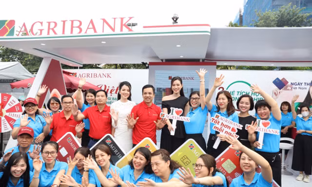 Hoa hậu Đỗ Thị Hà và Hoa khôi Thúy Vi khoe sắc ở gian hàng Agribank
