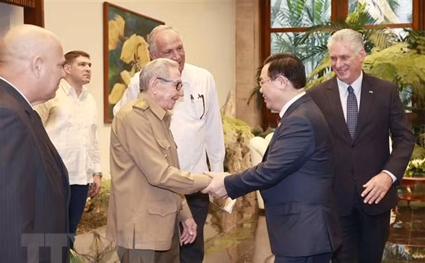 Chủ tịch Quốc hội hội kiến Đại tướng Raúl Castro Ruz và Chủ tịch Cuba 