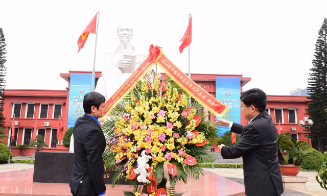 Đoàn đại biểu Gặp gỡ hữu nghị thanh niên Việt Nam - Trung Quốc 2025 dâng hoa tưởng nhớ Chủ tịch Hồ Chí Minh